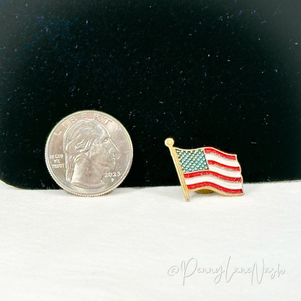 Vintage Single American Flag Pin Lapel - Picture 2 of 3